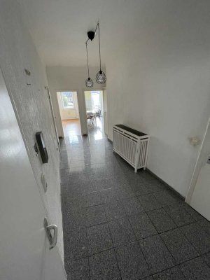 Vollständig renovierte 2,5-Raum-Wohnung mit Balkon und Einbauküche in Krefeld