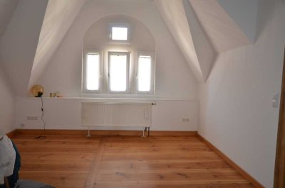Bamberg-Nähe Marienplatz: schöne 2,5-Zi.-Altbau-DG-Wohnung mit Balkon