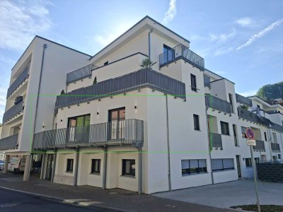 Erstbezug! 3 Zimmer Wohnung, Einbauküche, Tageslichtbad (Badewanne), Gäste WC, Balkon,  Stellplatz