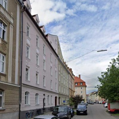 Helle, wunderschöne 3-Zimmer-Altbauwohnung mit Wohnküche und Balkon