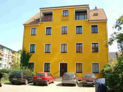 2-Zimmer Wohnung mit Dachbalkon, und Einbauküche, ruhig und zentral in Altberesinchen