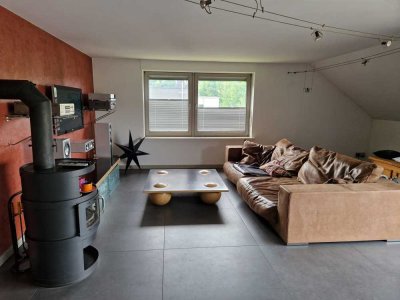 Stilvolle, vollst. renovierte 4-Zimmer-Penthouse-Wohnung mit lux. Innenausstattung mit Balkon