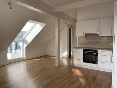 AMHÖTTLGRUND: 2-ZIMMER-WOHNUNG IM DG