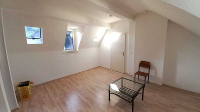 WI-City: Helle, gemütliche 2-Zimmer-Dachgeschoß-Single-Wohnung in saniertem Altbau; EBK  u. Laminat