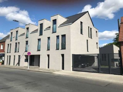 Neuwertige DG-Wohnung mit drei Zimmern und Balkon (Energieträger Erdwärme)