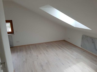 neuwertige 2,5-Zimmer-Dachgeschosswohnung mit Einbauküche in Biberach, Thüringenstr., 48 m²