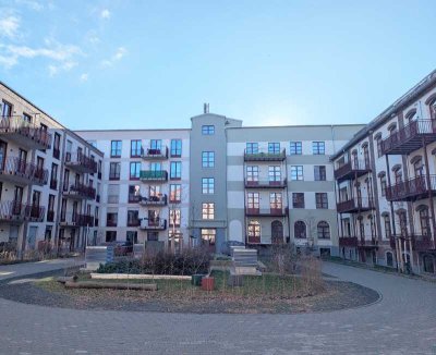 EBK, Balkon, Parkett, TG: sanierter Altbau im Erstbezug!
