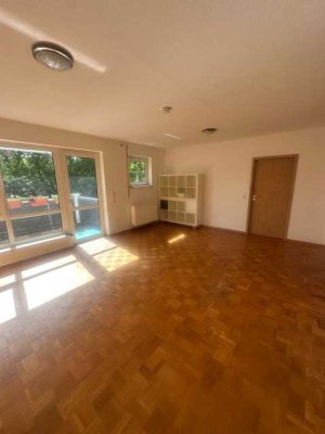 Bornheim-Living: großzügige 2-Zimmer-Wohnung mit Blick ins Grüne & Balkon & Stellplatz