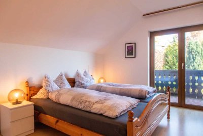 Geschmackvolle 3-Zimmer-Dachgeschosswohnung mit Balkon und Einbauküche in Friedenweiler