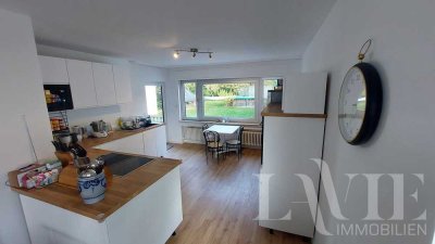 Großzügige Erdgeschosswohnung mit Garten, Pool und Doppelgarage in ruhiger Lage