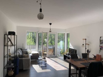 2-Zimmer-Wohnung mit gehobener Ausstattung, Balkon und Blick auf Wasser und Wald in Niederkassel
