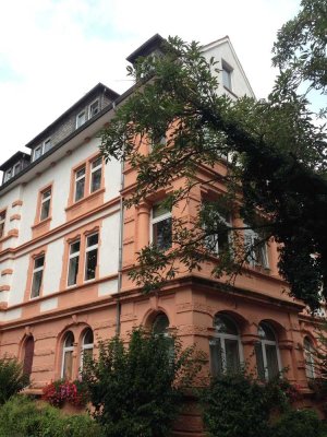 Geschmackvolle, sanierte 2,5-Raum-DG-Wohnung mit gehobener Innenausstattung mit EBK in Hanau