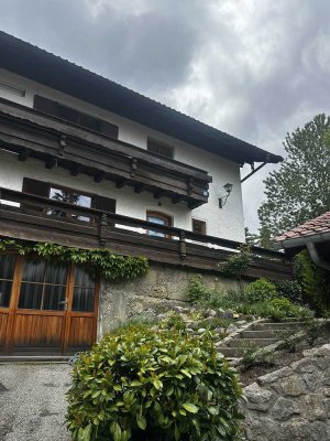 4-Zimmer Landhaus-Hälfte mit neu renovierter Innenausstattung, Terasse und EBK in Achenmühle