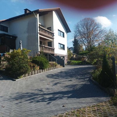 6-Zimmer-Obergeschosswohnung mit Balkon und Einbauküche 2 Zimmer liegen in der Mansarde