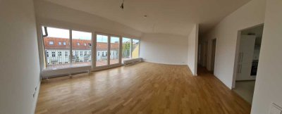 DG-Neubau aus 2020 - Hochwert. 4-Raumwohnung in Lichtenberg mit Parkett & DG-Terrasse & EBK