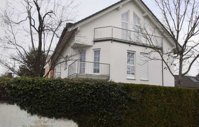 Attraktives Dreispänner-Eckhaus mit ca. 135m² Wfl. 5 Zi, Süd-Garten und Garage in Alt-Obermenzing.