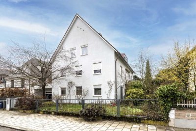 Aufhübschen und Einziehen: Große 3-Zimmer-Dachgeschosswohnung mit eigenem Garten und Garage
