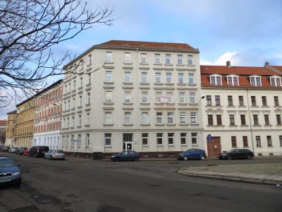 Gepflegte Wohnung mit drei Zimmern und Einbauküche in Leipzig