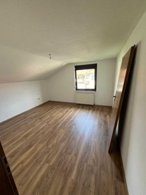 Modernisierte Wohnung mit drei Zimmern sowie Balkon und EBK in Haßmersheim