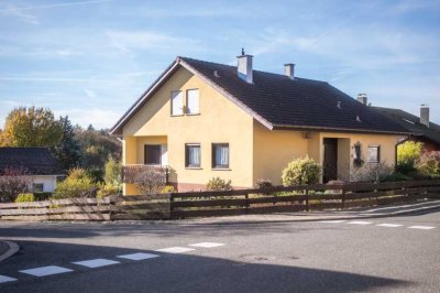 Seltenes Angebot in Eichelberg: freistehendes Haus mit Garten-Oase und Ausbaupotenzial