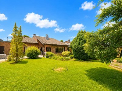 • Exklusiver BUNGALOW mit giebelhohen Decken, Kamin & wohnlichem Souterrain in gehobener Lage...
