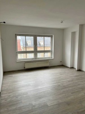 EBK möglich - sanierte 2 Raum Wohnung in zentraler Lage