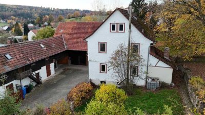 Einfamilienhaus mit Scheunen und separater Einliegerwohnung - Wohnrecht der Eigentümerin nur für die