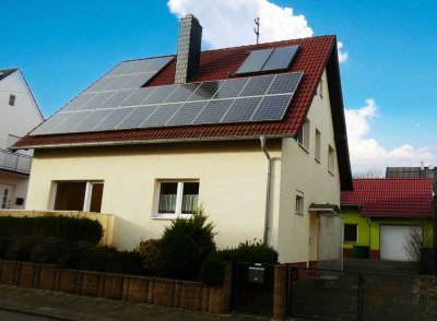 Hütschenhausen: 
Freistehendes Einfamilienhaus mit Garage in ruhiger Wohnlage
