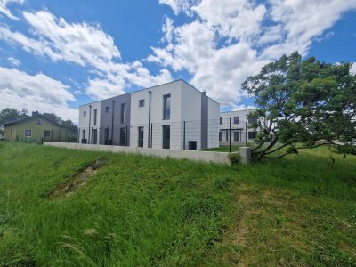 MODERN, MASSIV &amp; HOCHWERTIG WOHNEN IM HÜGELLAND DES SCHMIDATALES MIT BESTER INFRASTRUKTUR UND VERKEHRSANBINDUNG
