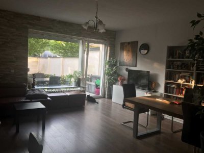 Geschmackvolle Terrassenwohnung mit viereinhalb Zimmern, Garten & Einbauküche