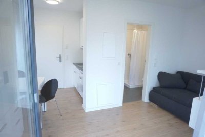 Modernes, möbliertes Zimmer mit Terrasse