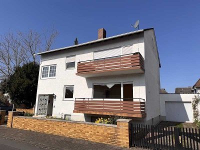 Bereit für Neues! Zur Renovierung vorbereitete Hochparterrewohnung in familiärer Wohneinheit
