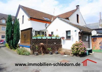 Freistehendes 3 Familienhaus für handwerklich geschickte Hände in Oberhausen Styrum!
