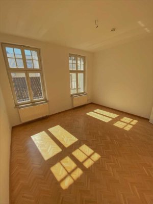 Sonnige 2-Zimmer Wohnung mit Parkett, Markeneinbauküche und Aufzug im Zentrum von Meiningen