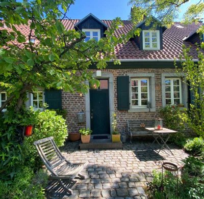 Seltene Gelegenheit im historischen Arnoldshof: Haus mit Garten, Terrasse und Garage