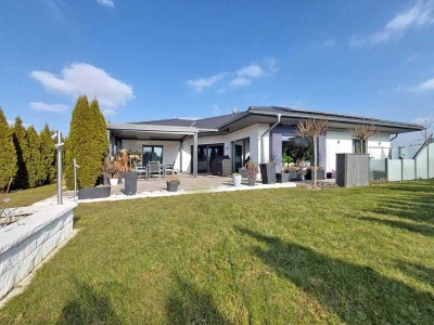 Eleganz trifft Effizienz: KfW40-Bungalow mit Einliegerwohnung!