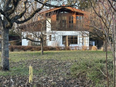 Einfamilienhaus mit Einliegerwohnung/Büro, Garten und Bademöglichkeit im Bach