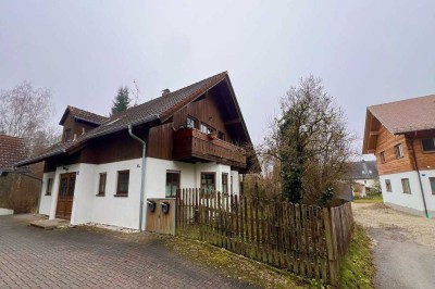 Zweifamilienhaus auf großzügigen Grundstück mit Entwicklungspotential!