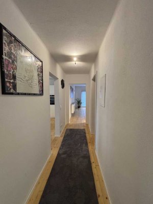Attraktive 3,5 Zimmer Wohnung mit optional zusätzlich zu vermietender großen Garage/Werkstatt