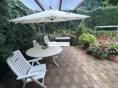 Großes Ein-/Zweifamilienhaus (aktuell zwei Wohneinheiten), Garten, 3 Garagen und 3 Stellplätze