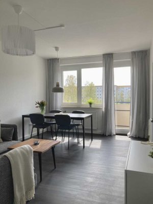 Helle, schöne 2 Zi-Whg. m. Balkon u. Stellplatz, voll möbliert
