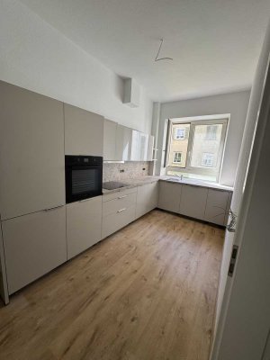 Erstbezug nach umfassender Sanierung: Großzügige 3-Zimmer-Stadtwohnung mit Altbaucharme und neuer Ei