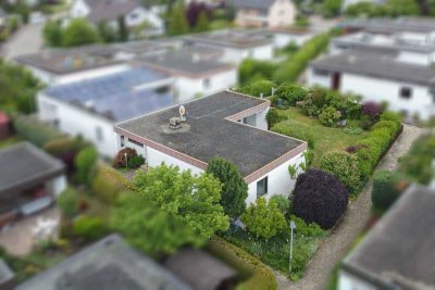 Wohnen auf einer Ebene: Bungalow mit Garten, Keller, Zwei Garagen und Freistellplatz