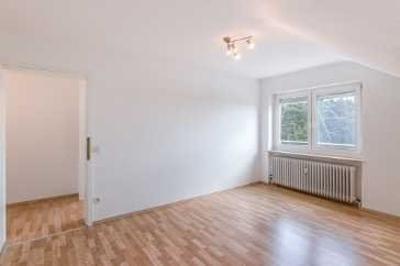 1 Zimmer in 3-Zimmer Dachgeschosswohnung (2-er WG) in Rödermark