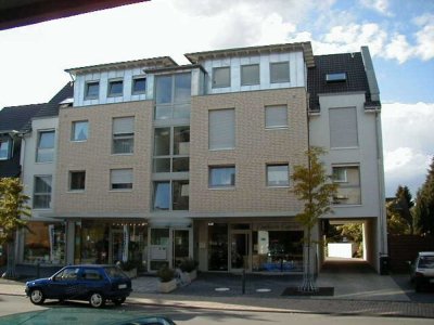 Großzügige, helle 3-Zi.-DG-Wohnung mit großer Dachterrasse, 2 Bädern, Einzelgarage