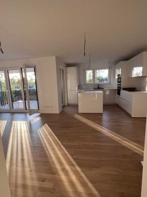 Befristet: Neubau 4-Zimmer-Wohnung mit EBK und Balkon mit Blick ins Grüne