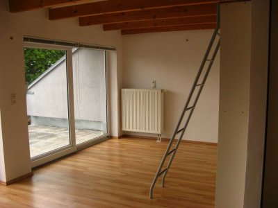 Stilvolle, geräumige und neuwertige 1-Zimmer-DG-Wohnung mit Balkon und EBK in Augsburg