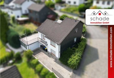 SCHADE IMMOBILIEN - Attraktives Einfamilienhaus mit zwei Garagen und Wohlfühlcharakter!