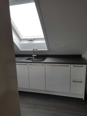 Sonnige, helle 5-Zimmer-DG-Wohnung mit Einbauküche und Balkon ab sofort zu vermieten