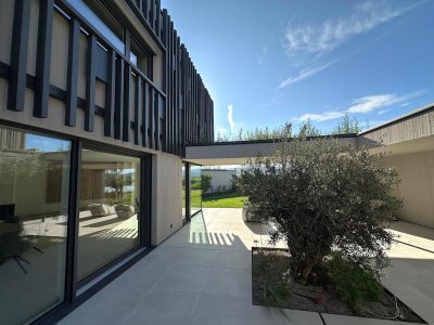 Architektur trifft See – luxuriöses Refugium mit Atrium und privatem Seezugang